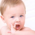 Symptoms by which you can determine that your baby is cutting his first teeth